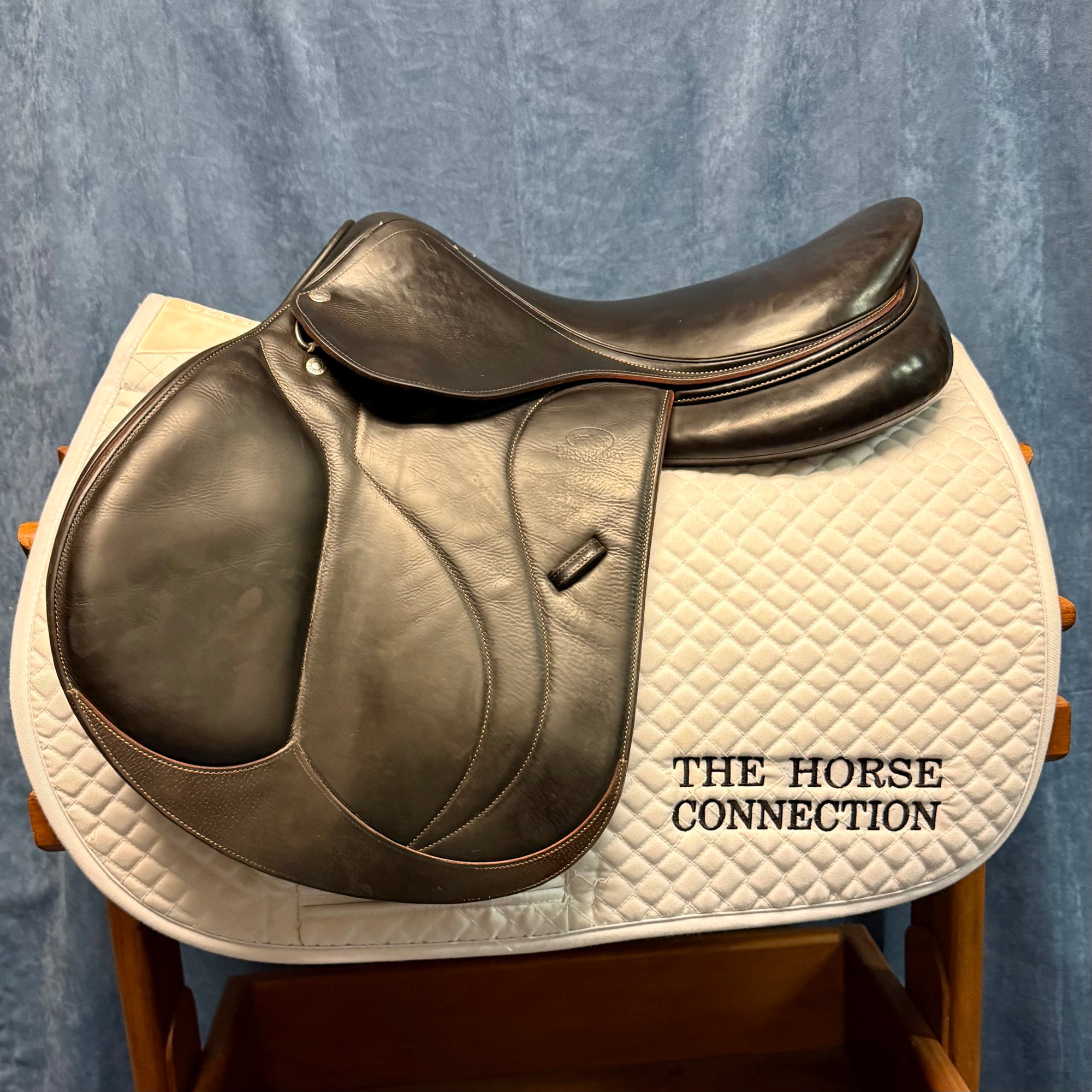 17" Devoucoux Close Contact Saddle (#815)