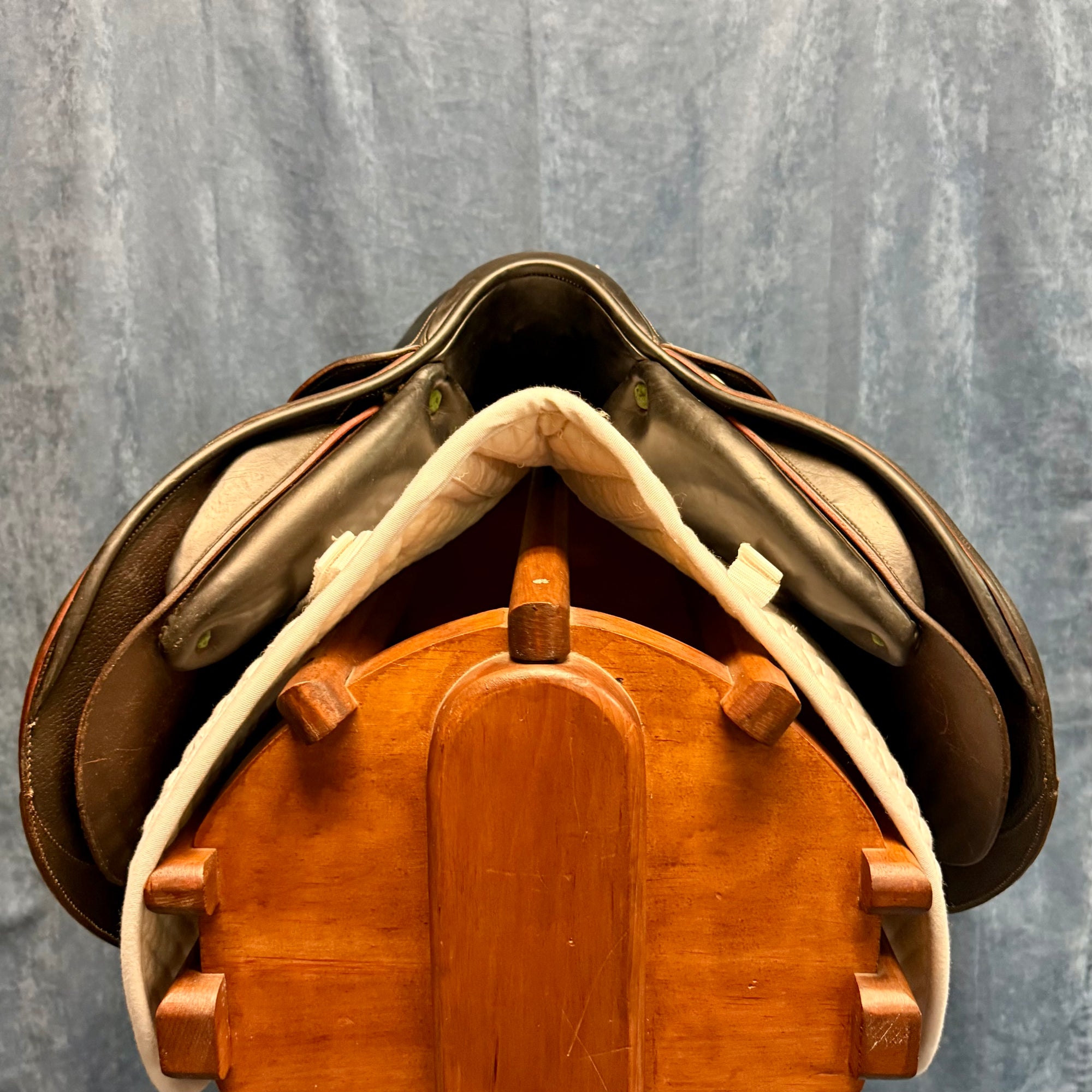17" Devoucoux Close Contact Saddle (#815)