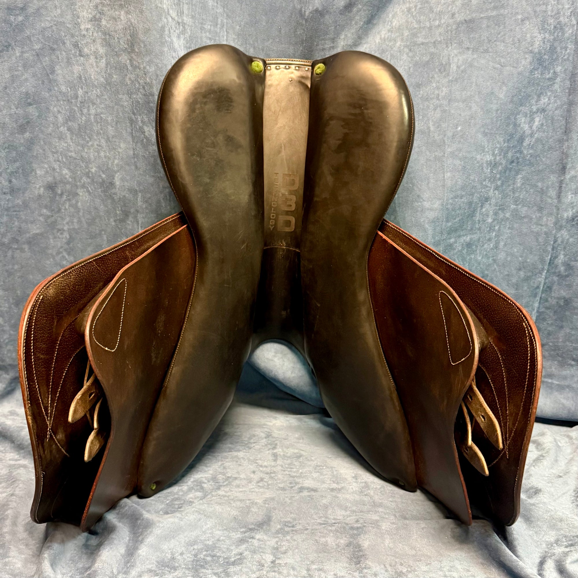 17" Devoucoux Close Contact Saddle (#815)