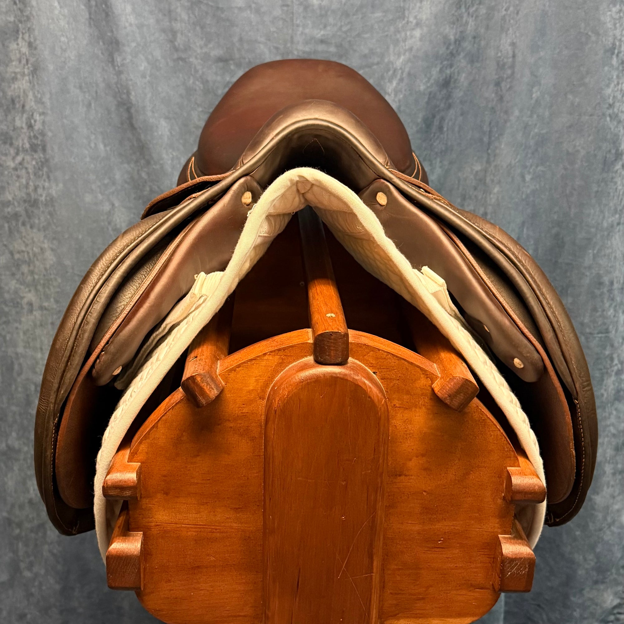 17.5" Antares Connextion Close Contact Saddle (#833)