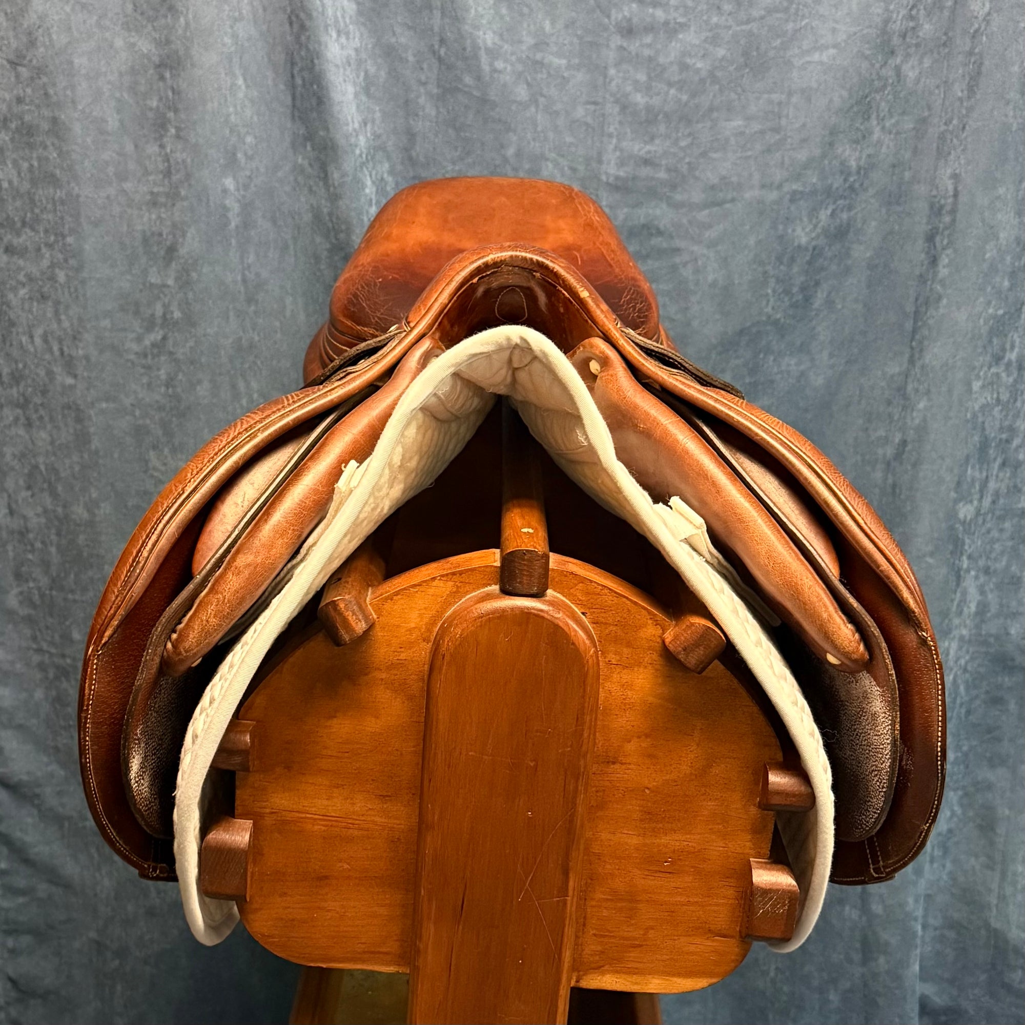 17.5" Antares Close Contact Saddle (#742)