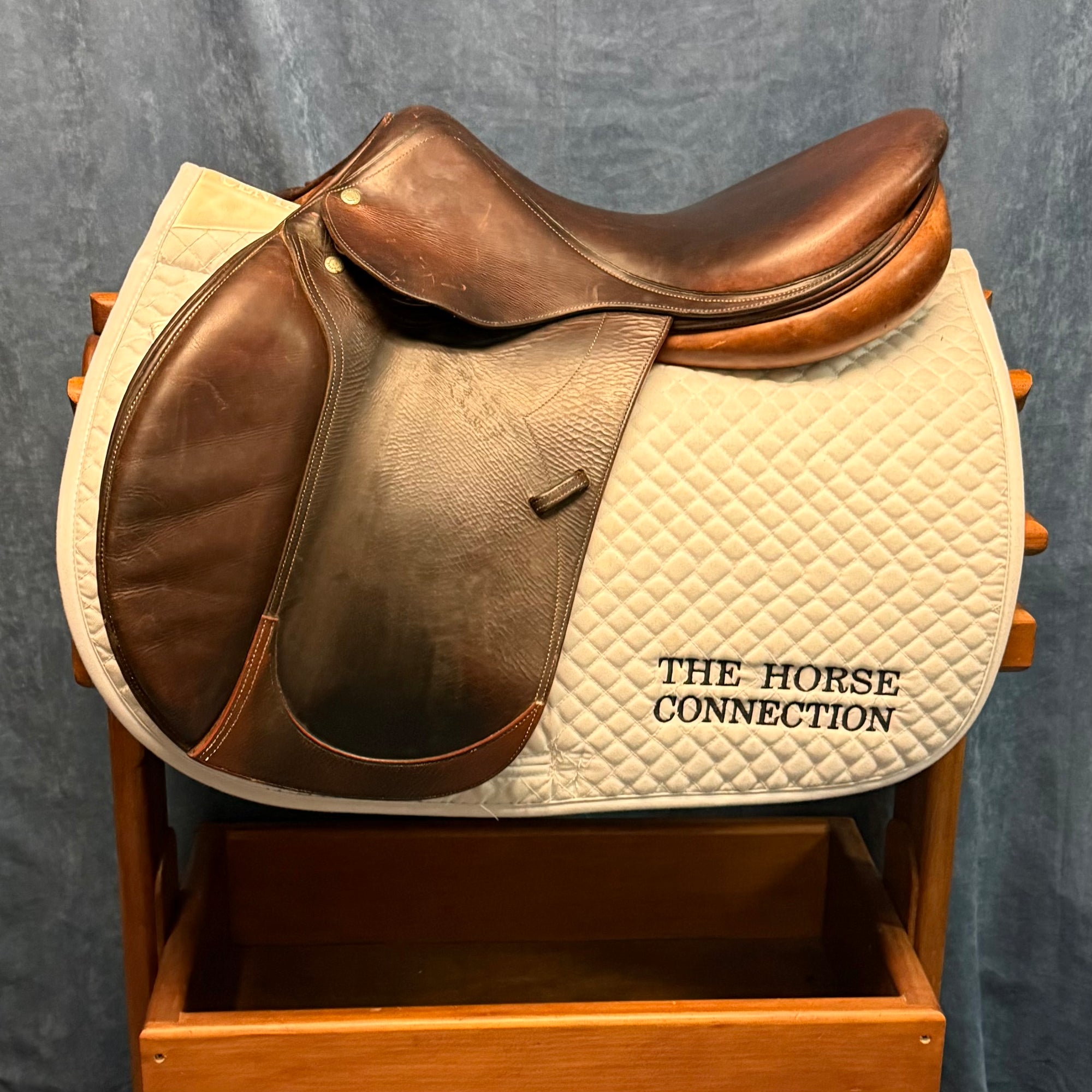 17.5" Devoucoux Biarritz Close Contact Saddle (#732)