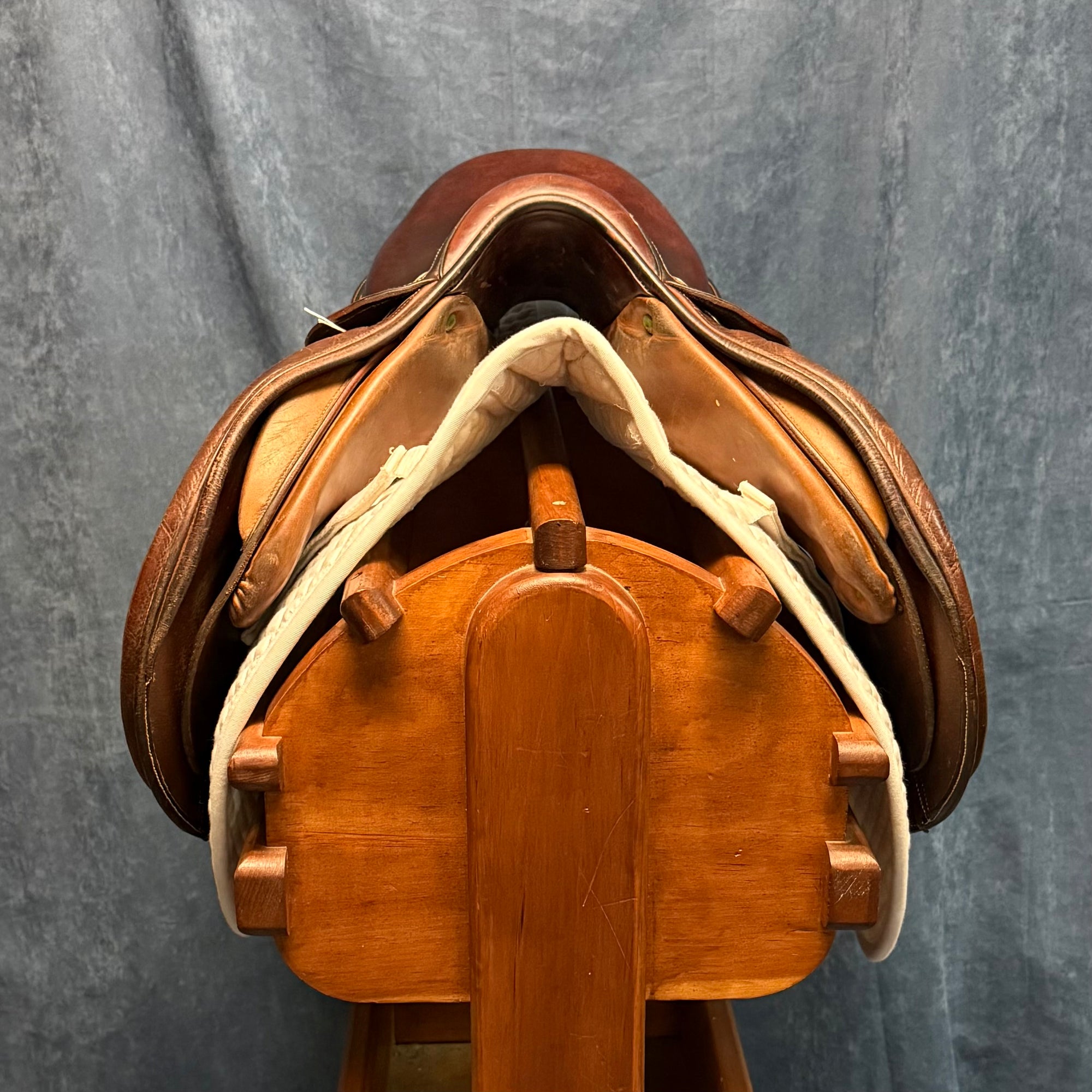 17.5" Devoucoux Oldara Close Contact Saddle (#835)