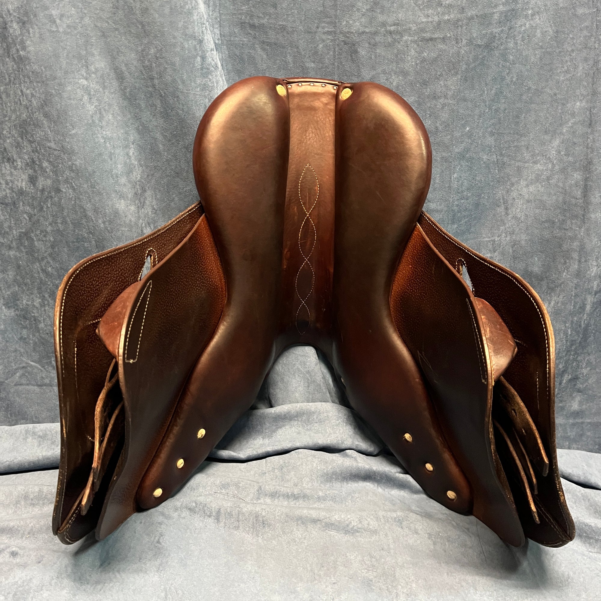 16" Antares Close Contact Saddle (#802)